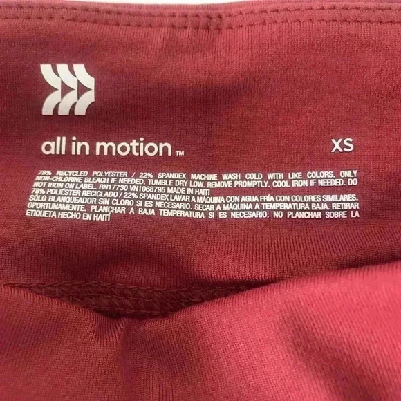 New! All in Motion-Mid-Rise Cranberry Red Capri Workout Leggings - Size XS - Picture 3 of 5